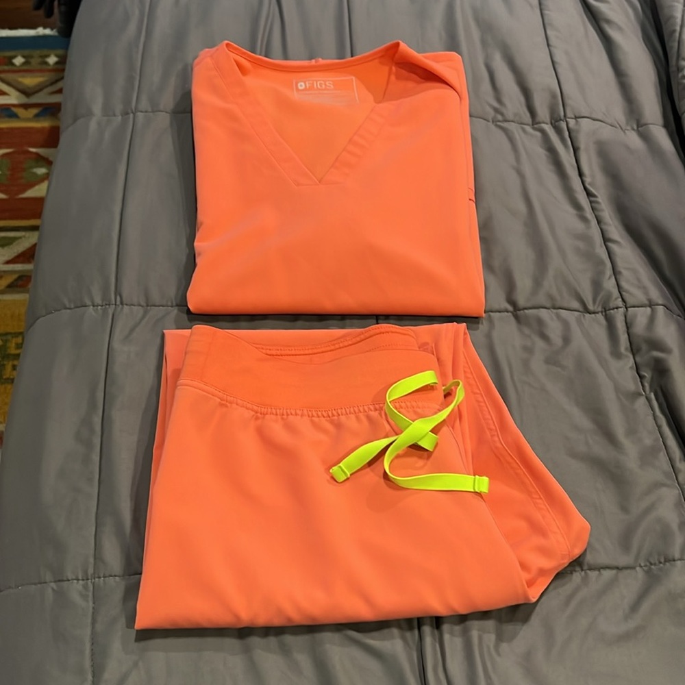 Figs scrub set in coral L Women’s NWOT